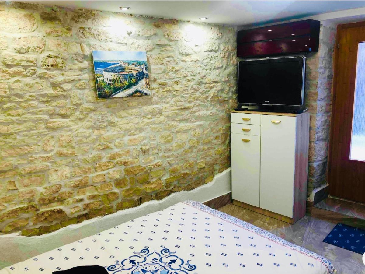 Istrian Stone House In The Heart Of The Beautiful Fishing Village Fazana - Only Few Steps From The Sea And The Wonderful Beach - Incl Plasma-Quad-Plus-Filter Against C O V I D Buitenkant foto